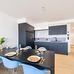 2 Bedrooms With Magnificent Seaview And Free Parking