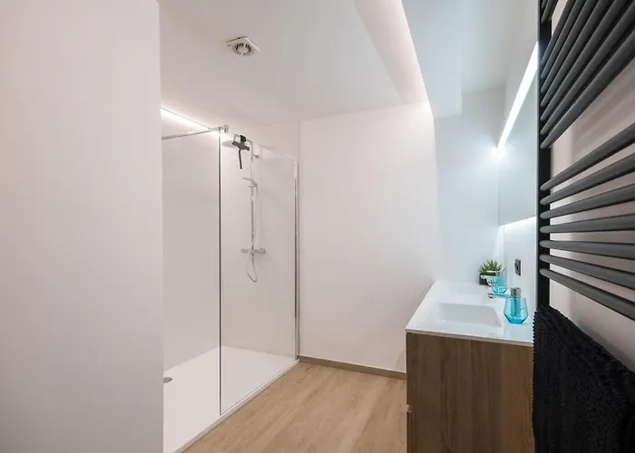 2 Bedrooms With Magnificent Seaview And Free Parking Apartment