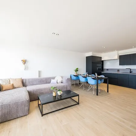 2 Bedrooms With Magnificent Seaview And Free Parking