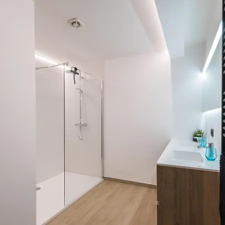 2 Bedrooms With Magnificent Seaview And Free Parking Διαμέρισμα